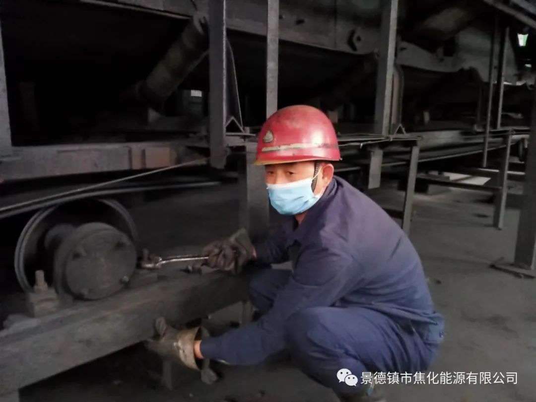 “老線這邊人手不夠，你們那邊有誰可以過來支援？”“好的，我馬上來?！甭牭竭@個(gè)消息時(shí)，羅國安剛剛結(jié)束新線的維修工作，但他二話不說，立即拿起維修包，投入到老線的維修工作當(dāng)中。每天工作10小時(shí)以上已經(jīng)成為抗疫期間的常態(tài)，雖然身體很疲憊，但是他沒有任何怨言，“確實(shí)很辛苦、很累，但現(xiàn)在正是特殊時(shí)期，只有保障公司生產(chǎn)經(jīng)營“不斷檔”，我們生活才能“不斷線”，恰恰我所在的運(yùn)輸廠就是承擔(dān)著焦炭煤炭運(yùn)輸?shù)闹匾氊?zé)，所以我更應(yīng)該恪盡職守，保障好這些設(shè)備的穩(wěn)定運(yùn)行?！?jpg